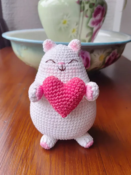 Gatinho gordo com coração - Imagem 1